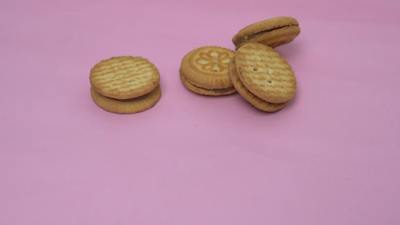 fond rose biscuits roulants vue large