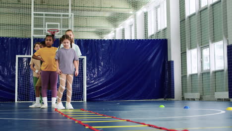 niños entrenando en el interior