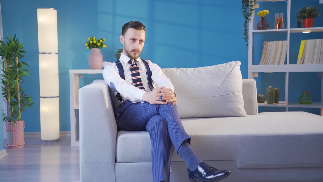 독특한 옷 스타일과 라이프 스타일을 가진 잘생긴 남자가 진지한 생각으로 꿈을 꾸고 있습니다.