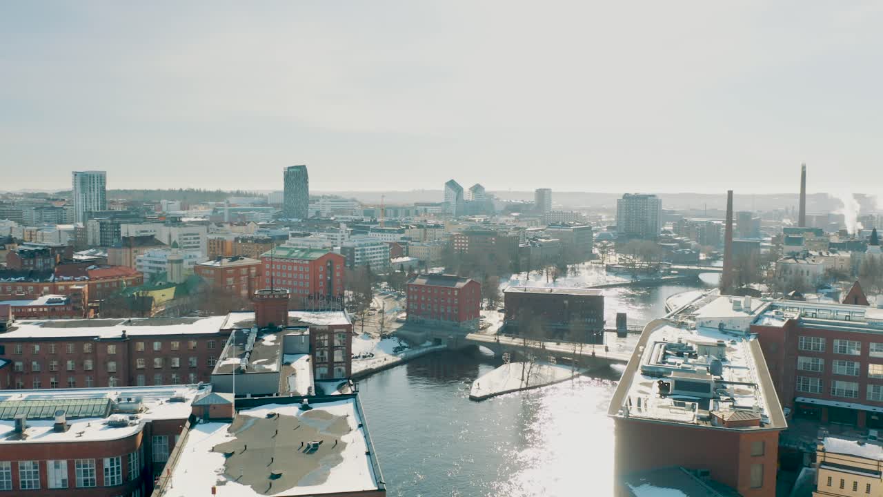 imágenes de drones del centro de la ciudad de tampere.