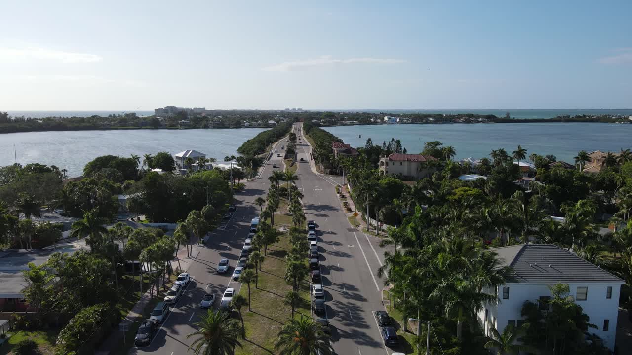Ripresa aerea in uscita da St. Armands Circle a Sarasota, Florida.