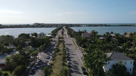 aérea saliendo de st. círculo de armands en sarasota, florida