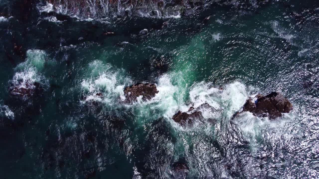 Onde dell'oceano che si infrangono sulla spiaggia, acqua blu turchese.