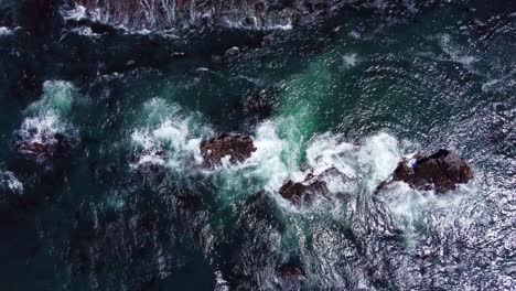 olas del océano rompiendo en la playa, agua azul turquesa