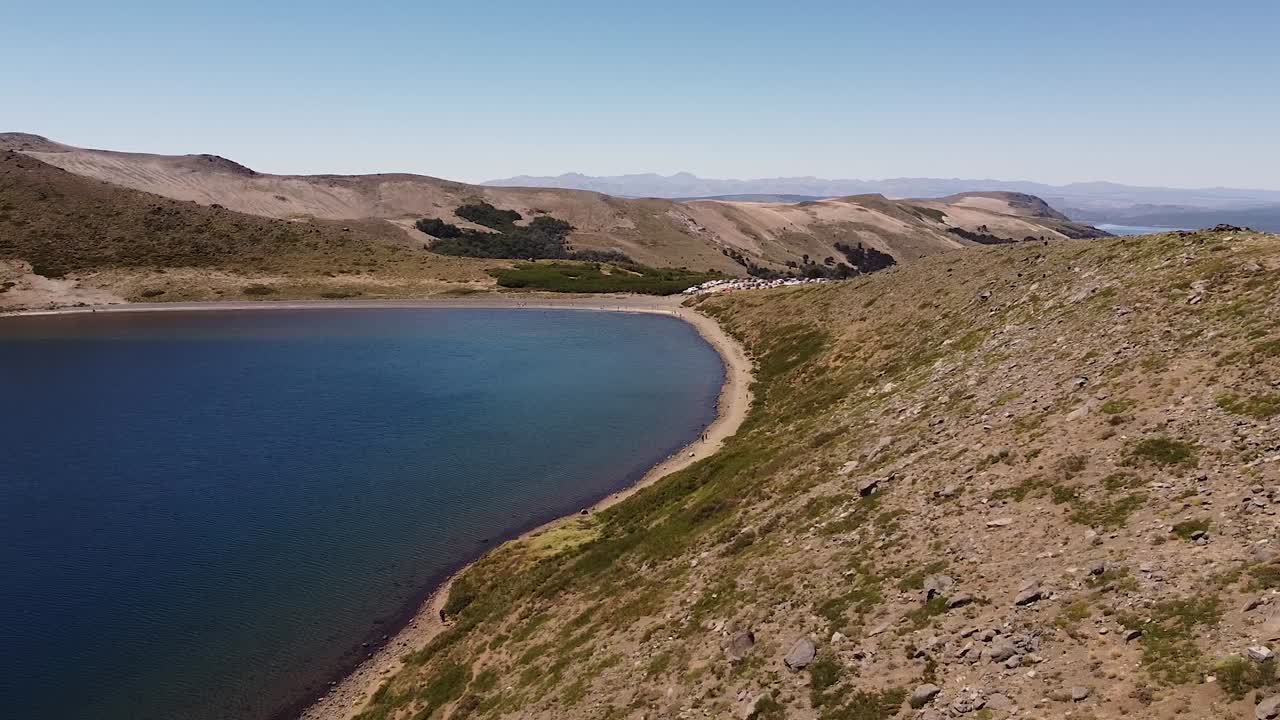 antena del lago y bancos de agua en las montañas de la patagonia, argentina, américa del sur