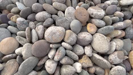 un montón de rocas de guijarros