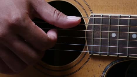 Primer-Plano-Frontal-De-La-Mano-Del-Hombre-Tocando-La-Guitarra-Con-Técnica-De-Recolección