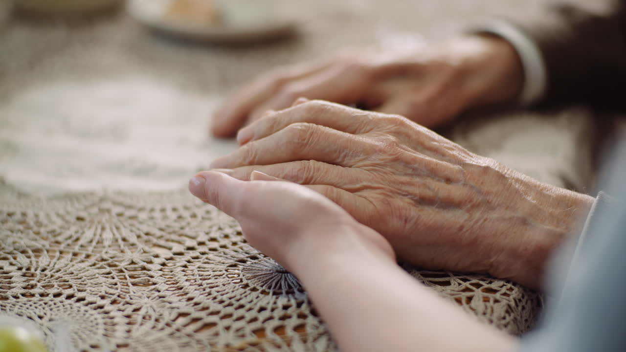 mujer reconfortante arrugada vieja mano 3