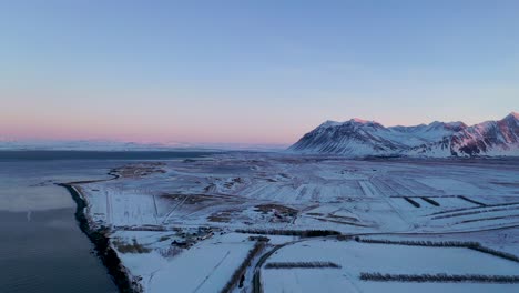 Schöne-Küstenlandschaft-Von-Island-Bei-Sonnenuntergang-Am-Wintertag