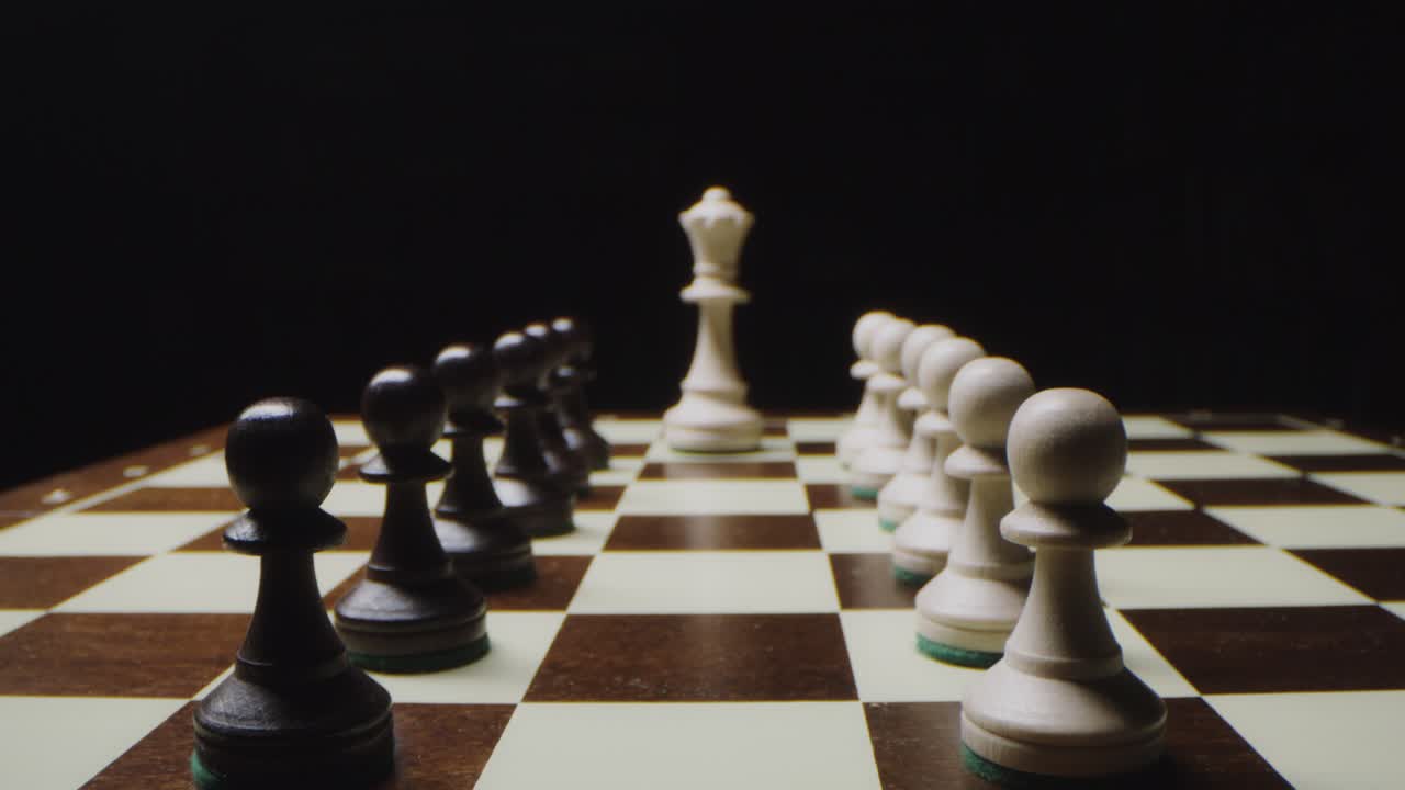 partido de ajedrez - reina contra peones