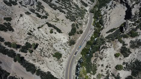 Drone-shot-of-cars-driving-through-Utah's-mountains