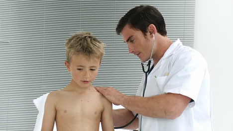 un médico escuchando a un niño con un estetoscopio