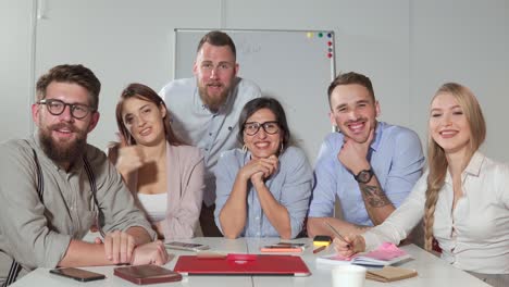 equipo de negocios feliz en una reunión