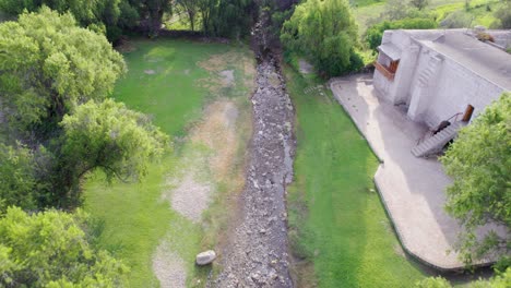 Luftaufnahme,-Während-Die-Drohne-Aus-Großer-Höhe-Herabsteigt-Und-Dem-Fluss-In-Richtung-Der-Ikonischen-Sabandía-Mühle-Folgt.-Erleben-Sie-Das-üppige-Grün-Rund-Um-Die-Mühle-Und-Die-Malerische-Landschaft