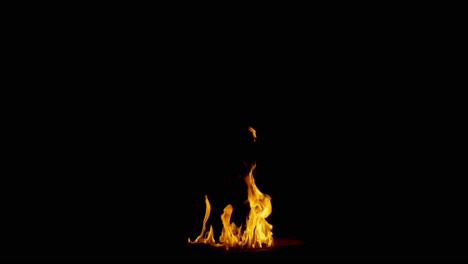 fuego real aislado sobre fondo negro o mates, material de archivo de 4k listo para usar