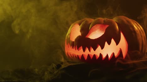 Video-Von-Geschnitztem-Halloween-Kürbis-Mit-Rauch-Und-Orangefarbenem-Licht-Auf-Schwarzem-Hintergrund