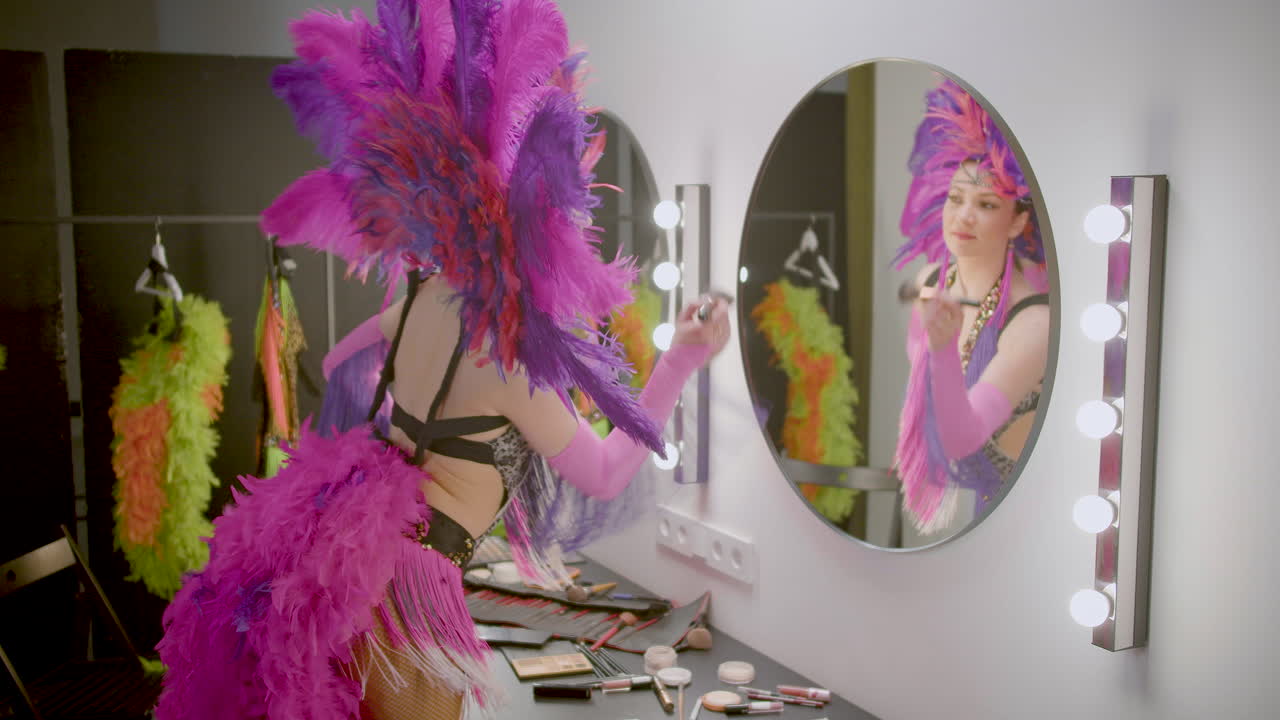 un joven hombre de negocios con barba y traje azul camina por un pasillo llevando un carro