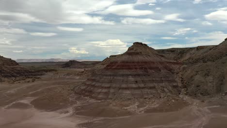 Coloridas-Colinas-De-Bentonita-Erosionadas-Cerca-De-Hanksville-Utah---Toma-Aérea-De-Drones