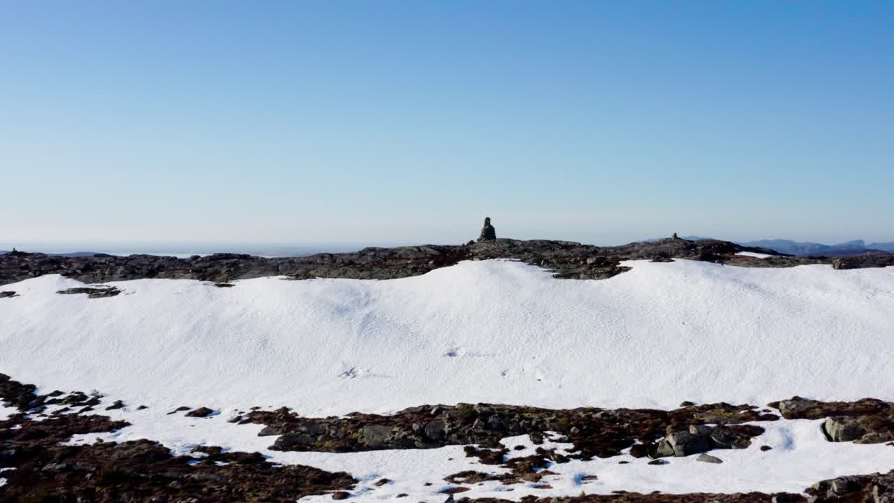 겨울철 노르웨이 블라헤이아 산꼭대기 전방 공중 촬영