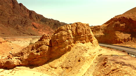 acantilado en el medio del desierto cuando la carretera se divide en el medio de las imágenes de drones