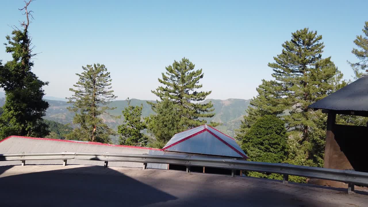 아자드 카슈미르 도로의 버려진 가게