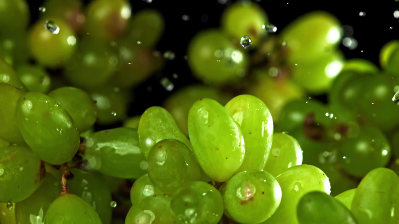 Uvas Verdes Frescas com Gotas de Água em Câmera Lenta