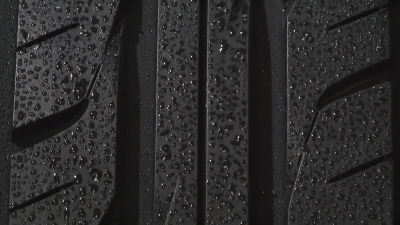 superficie húmeda de un neumático de automóvil de cerca