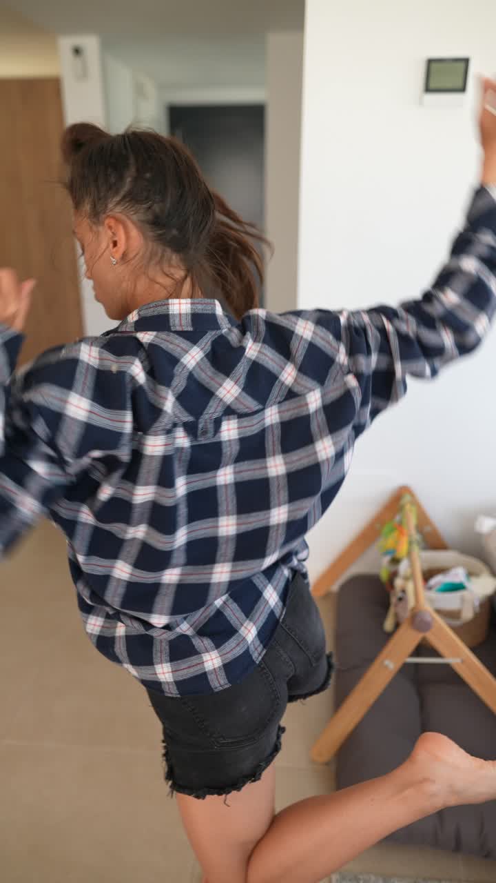 mujer bailando en un interior de casa