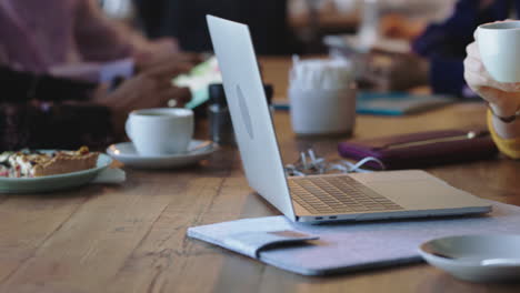 Hermosa-Joven-Estudiante-Usando-Una-Computadora-Portátil-En-Una-Cafetería-Bebiendo-Café-Navegando-En-Línea-Leyendo-Mensajes-Disfrutando-De-Un-Estudio-Relajante-Y-Ocupado-Restaurante