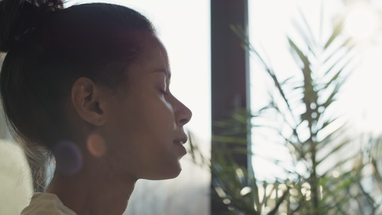 mujer natural respirando con esperanza y libertad.