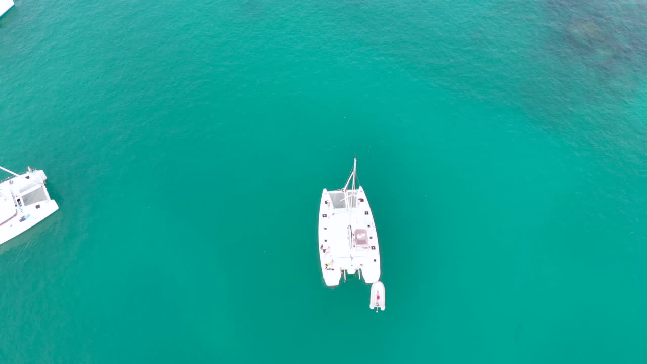 vista aérea de barcos y yates en las aguas turquesas del océano índico alrededor de la digue, una isla de las seychelles
