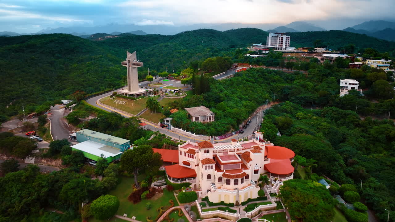 Bay gần hơn đến dinh thự tuyệt đẹp với những khu vườn lộng lẫy và cây xanh tươi tốt xung quanh. Bảo tàng Castillo Serralles và Thập tự giá Watchman ở Ponce, Puerto Rico
