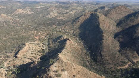 Inclínese-Hacia-Abajo-Sobre-Las-Colinas-Escarpadas-De-La-Montaña-En-Una-Ubicación-Salvaje,-El-Parque-Nacional-De-Flinders-Ranges