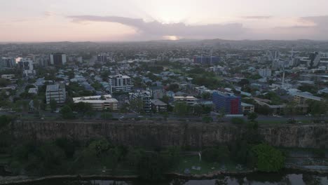 Drone-Cinematográfico-Lejos-De-Los-Acantilados-De-Kangaroo-Point-Al-Amanecer