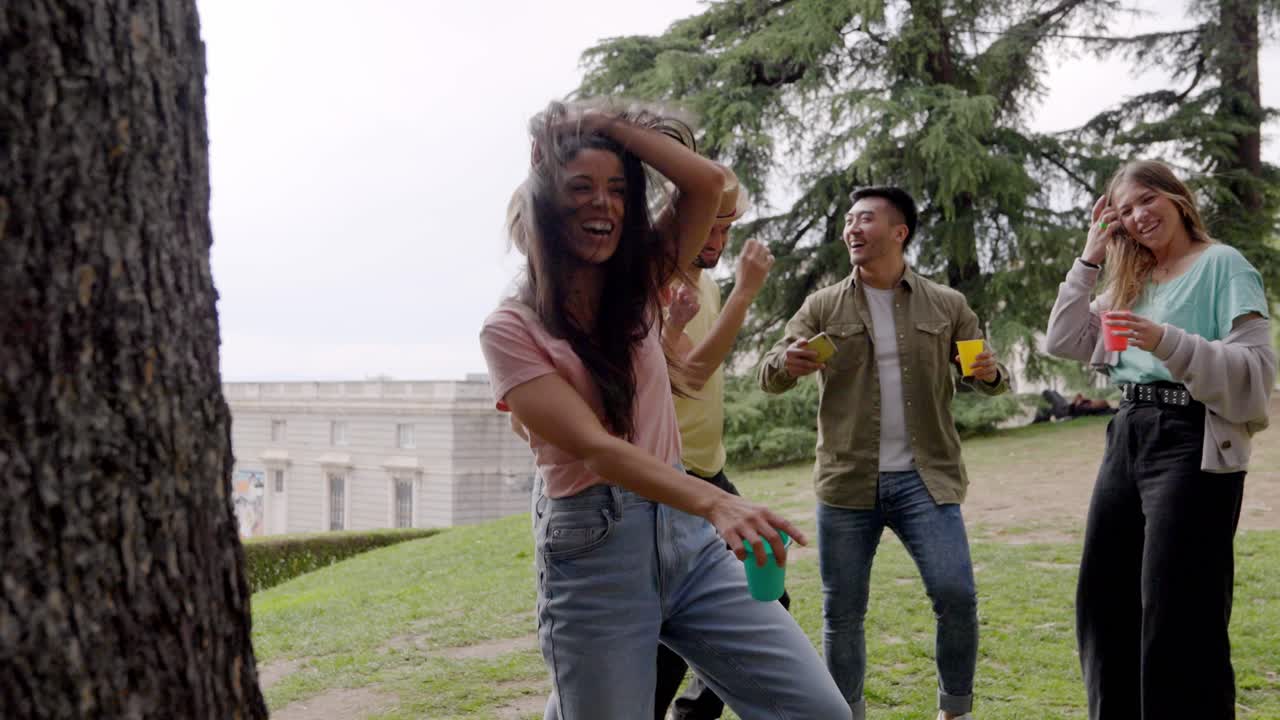 Grupo de amigos bailando y divirtiéndose en el parque
