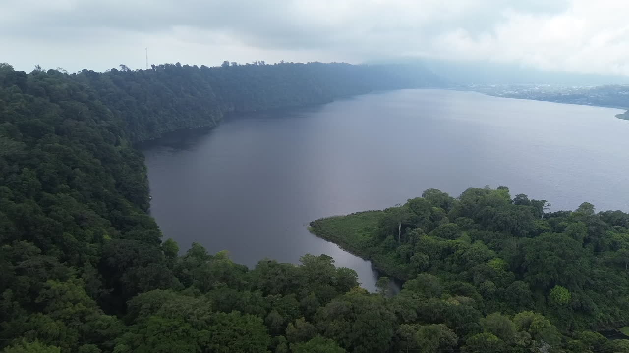 fotografía aérea de la madrugada del lago buyan en bali con nubes bajas