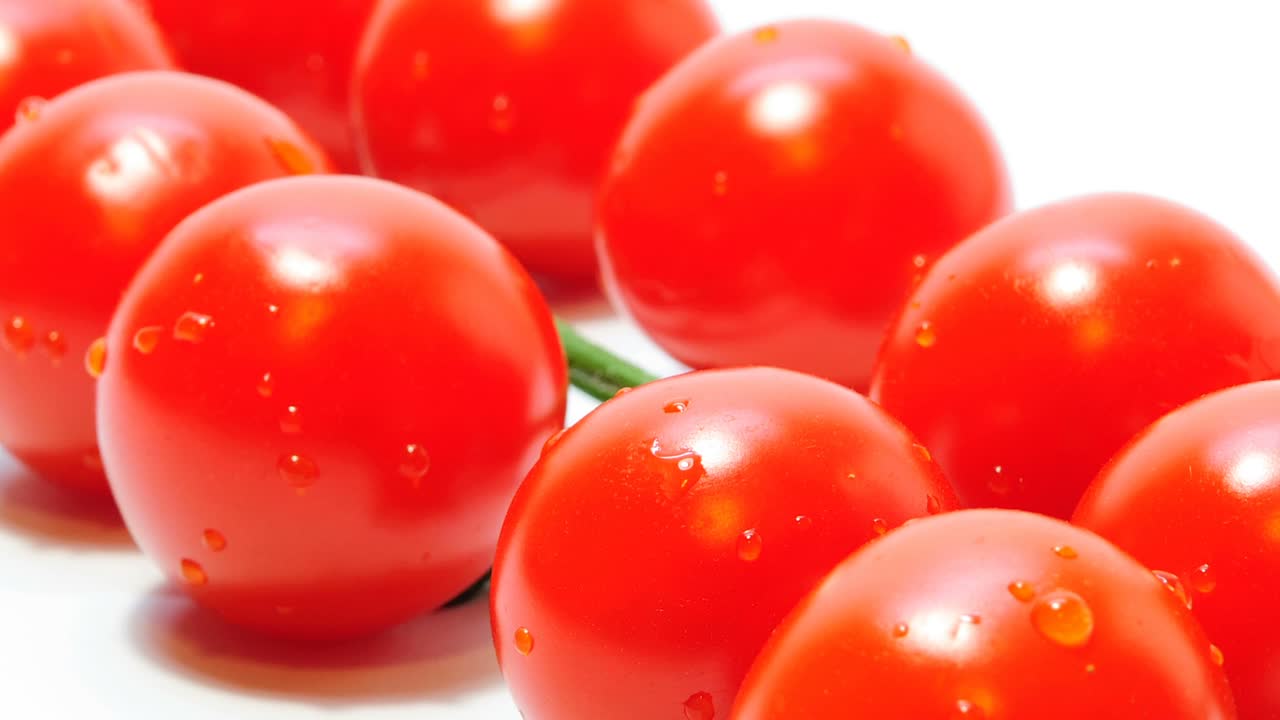 Kirschtomaten, isoliert auf Weiß