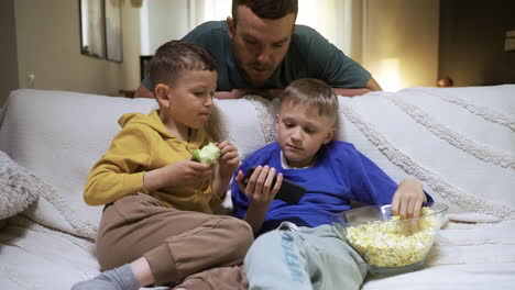 Niños-Viendo-Videos-En-Teléfonos-Inteligentes