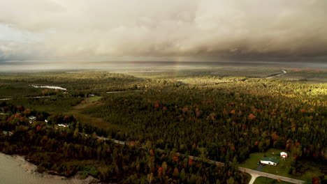 Regenbogen-Nach-Sturm-Im-Herbst-Im-Norden-Von-Michigan