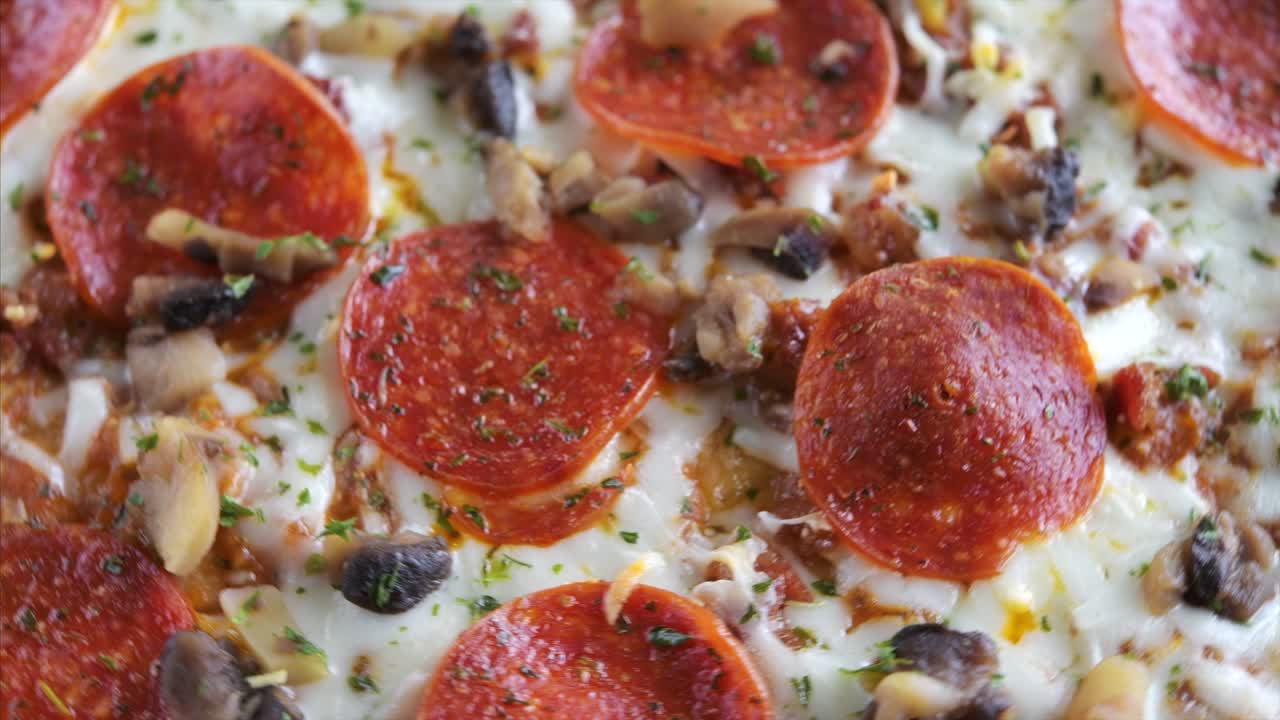 пицца с пепперони, полная рама