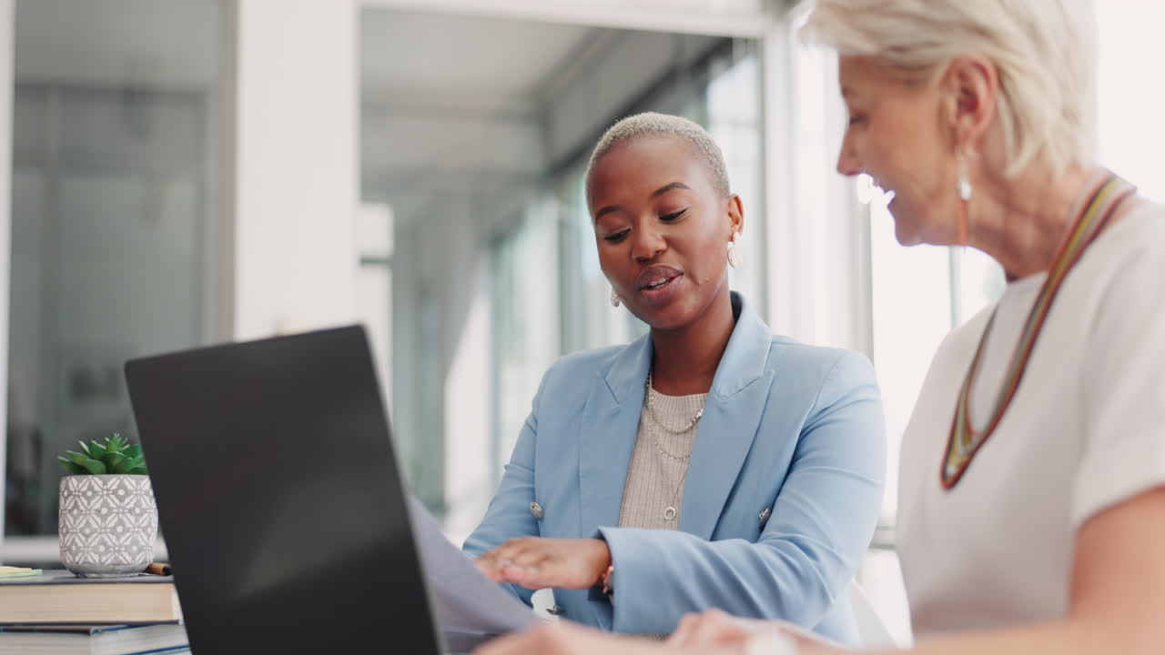 mujeres corporativas, planificación y oficina con computadora portátil