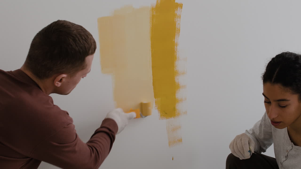 pareja pintando una pared juntos