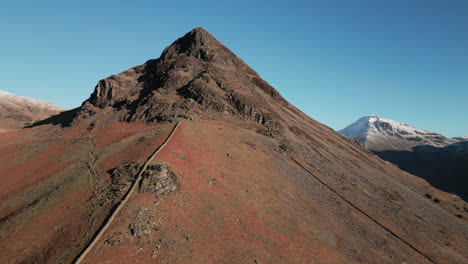 Berg-Im-Winter-Mit-Spitzem-Gipfel-Und-Schneebedeckten-Bergen-Im-Hintergrund-Im-Wasdale-Lake-District,-Großbritannien