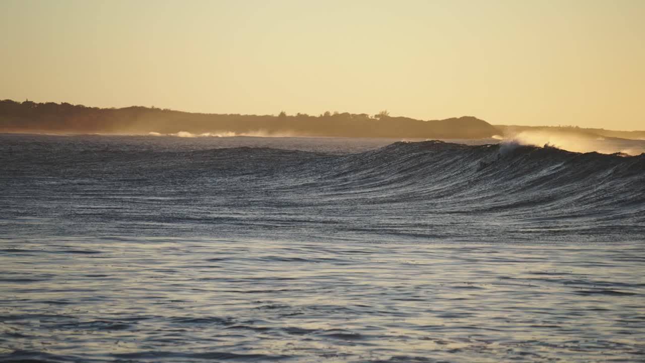 아름다운 슬로우 모션 슬로 모 파도가 하와이의 바다 해안에서 부서지고 부서집니다.
