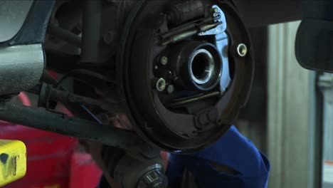 primer plano de un mecánico que trabaja en una reparación de ruedas