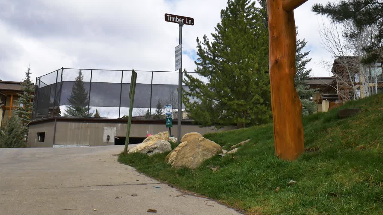 스케이트 타는 사람은 을 넘어 360 플립을 합니다.