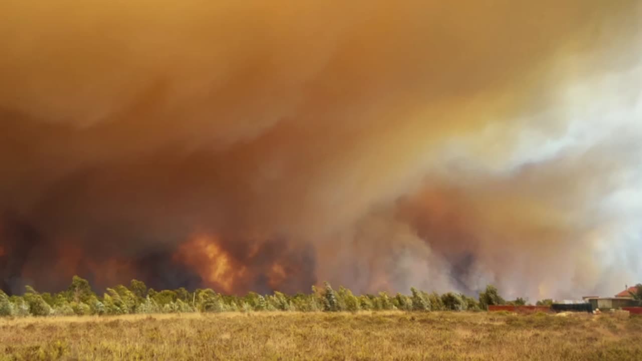 fumo scuro e denso da un incendio nella regione portoghese dell'alentejo