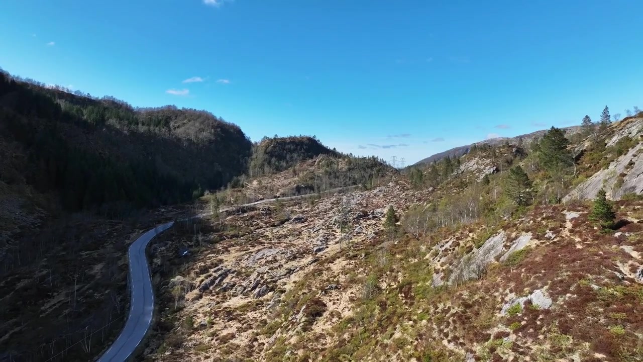 Højspændingsledninger gennem Bruvikdalen, Osterøy, Norge, der viser energiinfrastruktur.