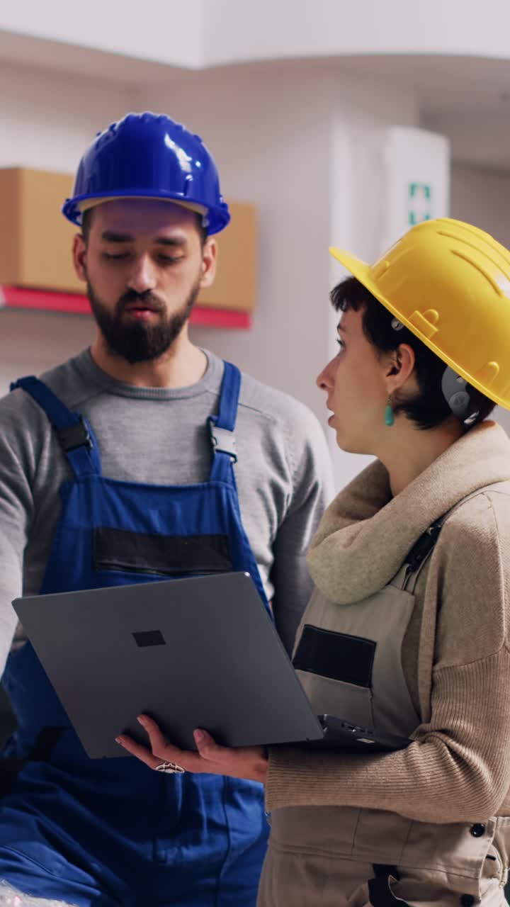 Vídeo vertical: Supervisor y trabajador analizando el stock en un portátil