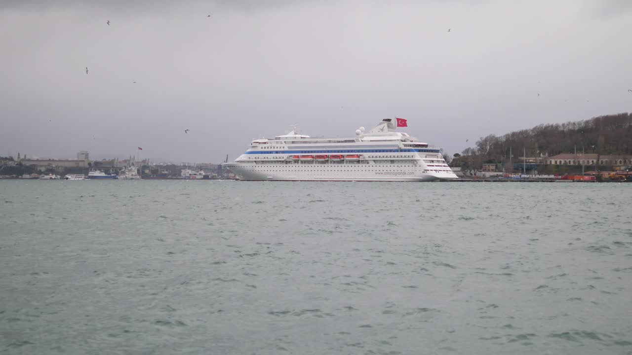 buque de crucero en el puerto de estambul